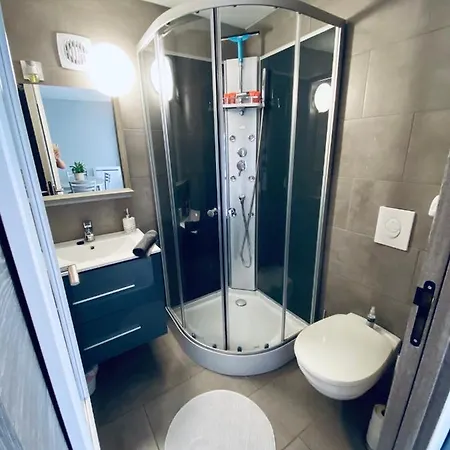 Entier Avec Parking Prive Au Calme Cosy A Etage Avec Balcon דירה *