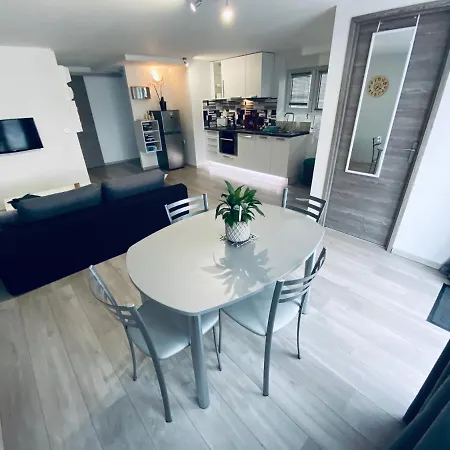 Entier Avec Parking Prive Au Calme Cosy A Etage Avec Balcon *