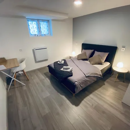 Entier Avec Parking Prive Au Calme Cosy A Etage Avec Balcon דירה