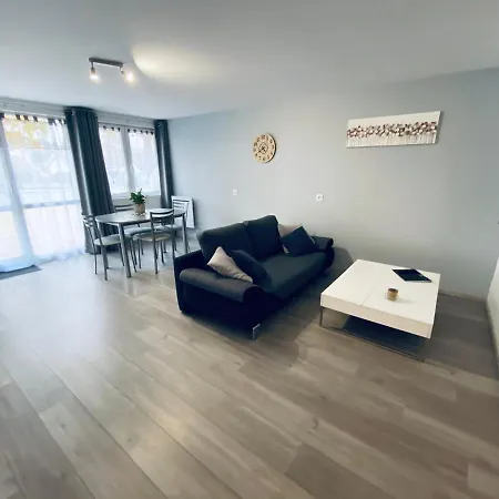 Apartment Entier Avec Parking Prive Au Calme Cosy A Etage Avec Balcon Toul