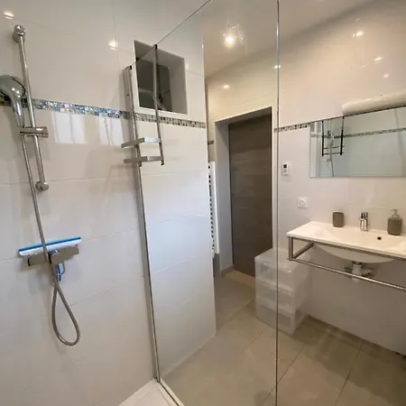 Entier Avec Parking Prive Au Calme Cosy A Etage Avec Balcon דירה