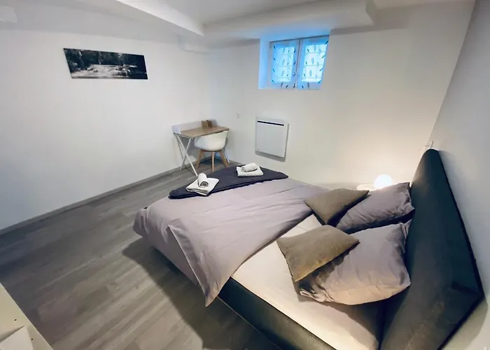 Entier Avec Parking Prive Au Calme Cosy A Etage Avec Balcon Apartmán Toul