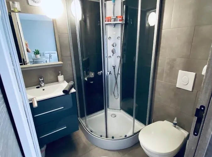 Entier Avec Parking Prive Au Calme Cosy A Etage Avec Balcon Apartmán *