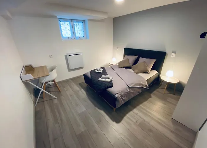 Entier Avec Parking Prive Au Calme Cosy A Etage Avec Balcon Apartmán