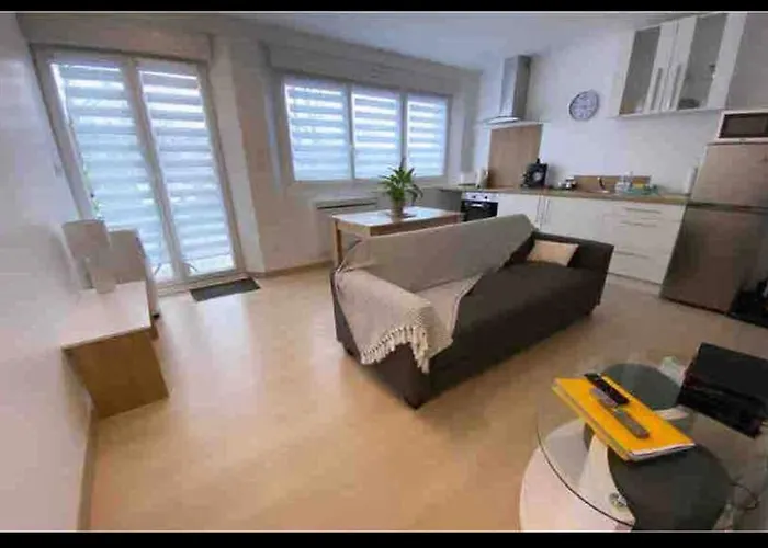 Entier Avec Parking Prive Au Calme Cosy A Etage Avec Balcon Apartmán *