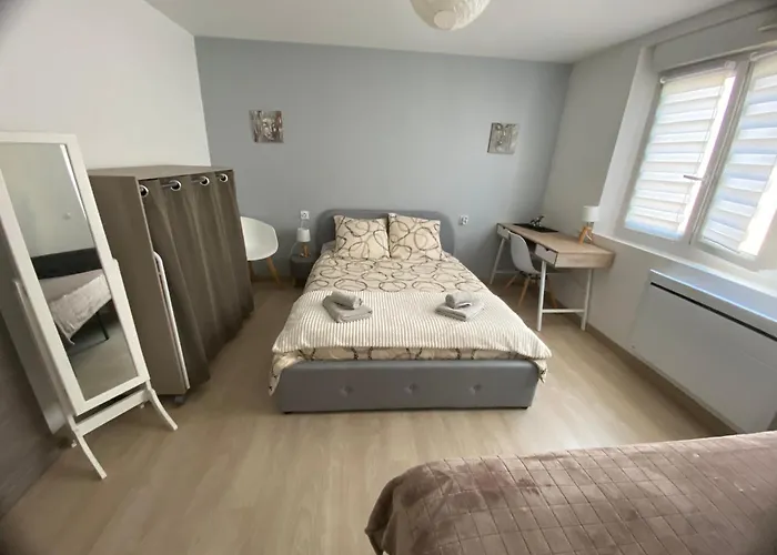 Entier Avec Parking Prive Au Calme Cosy A Etage Avec Balcon Апартаменты *